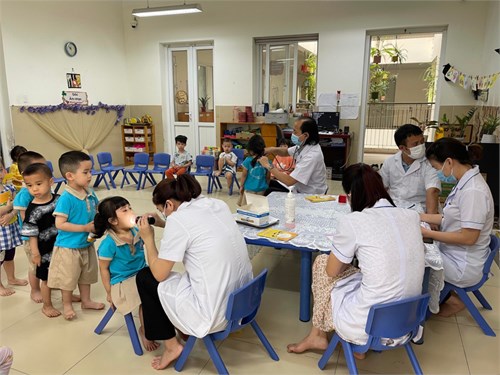 Nhà trường kết hợp với y tế phường Thượng Thanh khám sức khỏe cho các con_MGB C3