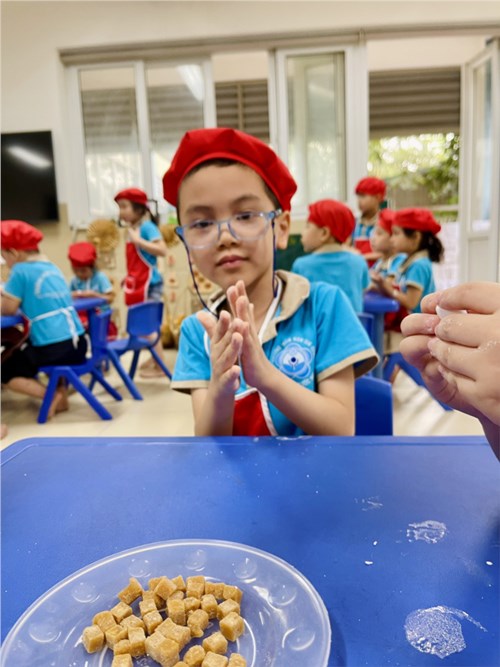 Bé Việt Đức lớp A3 hứng thú nặn bánh trôi