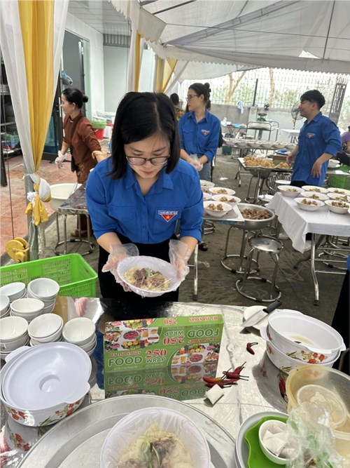 Chi đoàn trường Mầm non Gia Quất tham gia phục vụ công tác tổ chức Lễ hội truyền thống tại Phủ Liễu Hạnh.