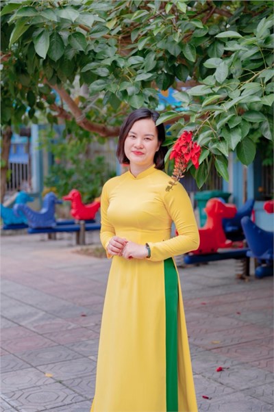 Cô giáo Nguyễn Thị Hường- Cá nhân tiêu biểu trong phòng trào   Học tập và làm theo tấm gương đạo đức Hồ Chí Minh 