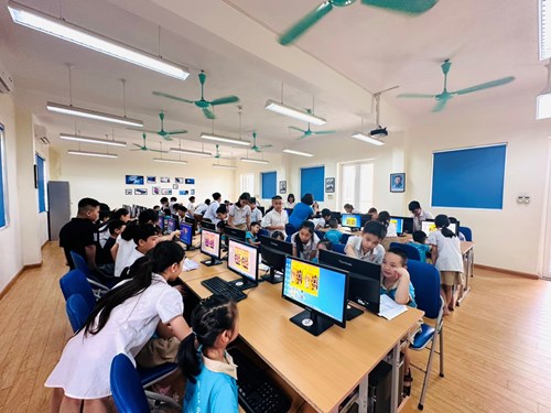 Lớp A2 tham quan phòng máy tính trường tiểu học Gia Quất