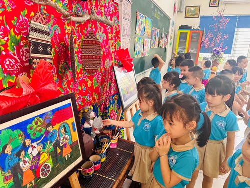Các bé lớp A2 tham quan phòng nghệ thuật trường tiểu học Gia Quất