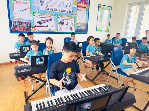 Các bé A2 tập đánh đàn trong phòng âm nhạc trường tiểu học Gia Quất