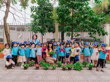 Cô và trẻ lớp MBC4 cùng hoạt động Tết trồng cây của các bé