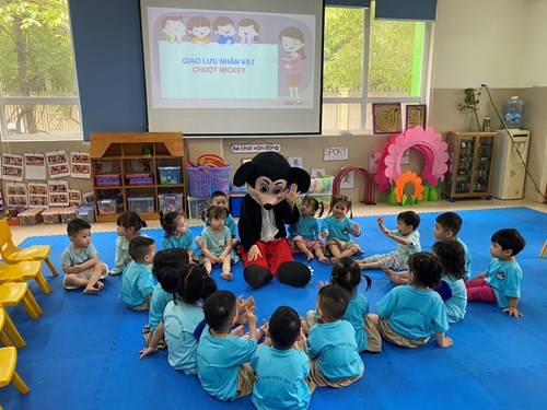 Cô và trẻ lớp D1 cùng nhau tham gia giờ học nhận biết tập nói:  Chuột Mickey và vịt Donald .