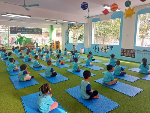 Các bé mẫu giáo nhỡ B2 tham gia hoạt động tuần lễ Yoga