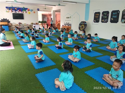 Các bé lớp MGN B5 đến với hoạt động   Tuần lễ Yoga   của bé nhé