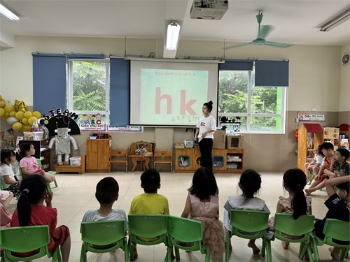 Cùng các bạn nhỏ lớp Alvin 1 tham gia giờ học:  Làm quen chữ cái H,K  nhé!