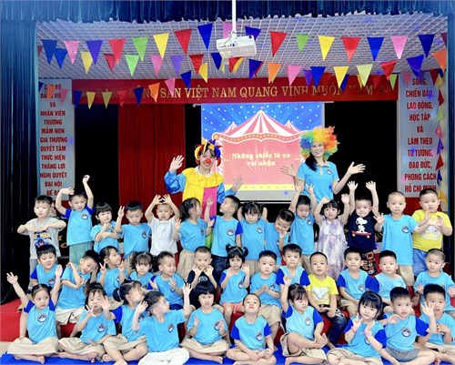 Lớp MGB C3 hân hoan đón đoàn cán bộ và giáo viên Quận Long Biên về kiến tập hoạt động học tại trường Mầm non Gia Thượng