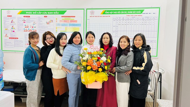 Công Đoàn Trường Mầm non Hoa Anh Đào dành tặng lãng hoa tươi thắm đến đồng chí Lê Thị Vân - nhân viên y tế nhà trường nhân ngày Thầy thuốc Việt Nam  27/2.