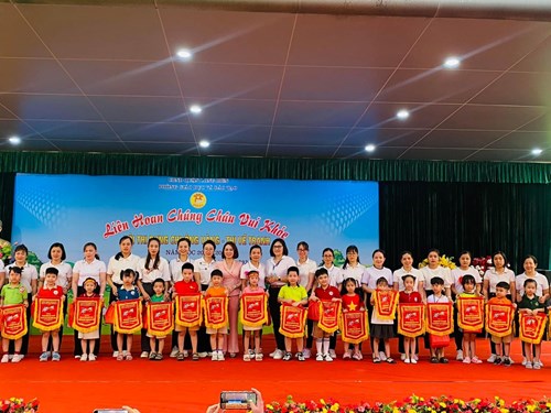 Các bé trường MN Hoa Anh Đào tham gia  Liên hoan chúng cháu vui khỏe - Hội thi rung chuông vàng- thi vẽ tranh  do Phòng GD&ĐT quận Long Biên tổ chức