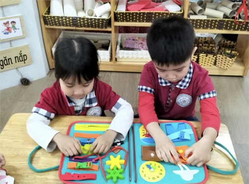 Lớp MGN B4 say sưa hoạt động với các bài tập Montessori