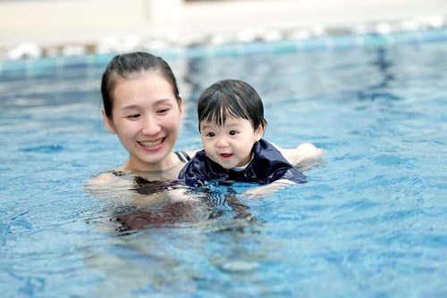 Bé tập bơi: Lợi ích khi bé tập bơi và Quy tắc an toàn theo mọi lứa tuổi