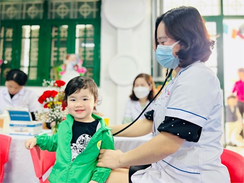 Trường mầm non Hoa Sen tổ chức khám sức khỏe định kỳ lần 2 cho trẻ
