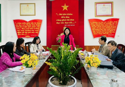 Chi bộ trường mầm non Hoa Sen đón đoàn kiểm tra của Đảng ủy phường Đức Giang.
