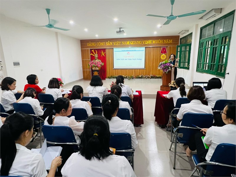 Trường mầm non Hoa Sen tổ chức tập huấn kiến thức vệ sinh an toàn thực phẩm