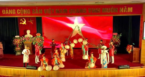 Trường Mầm non Hoa Sữa tham gia biểu diễn văn nghệ trong Hội nghị tổng kết thi đua khen thưởng Quận Long Biên năm 2023