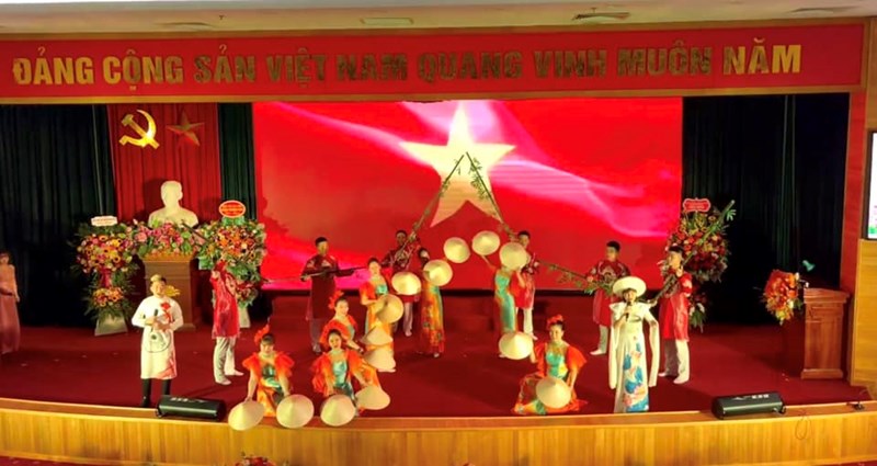 Giáo viên trường Mầm non Hoa Sữa tham gia biểu diễn văn nghệ trong Hội nghị tổng kết thi đua 2023 phường Sài Đồng