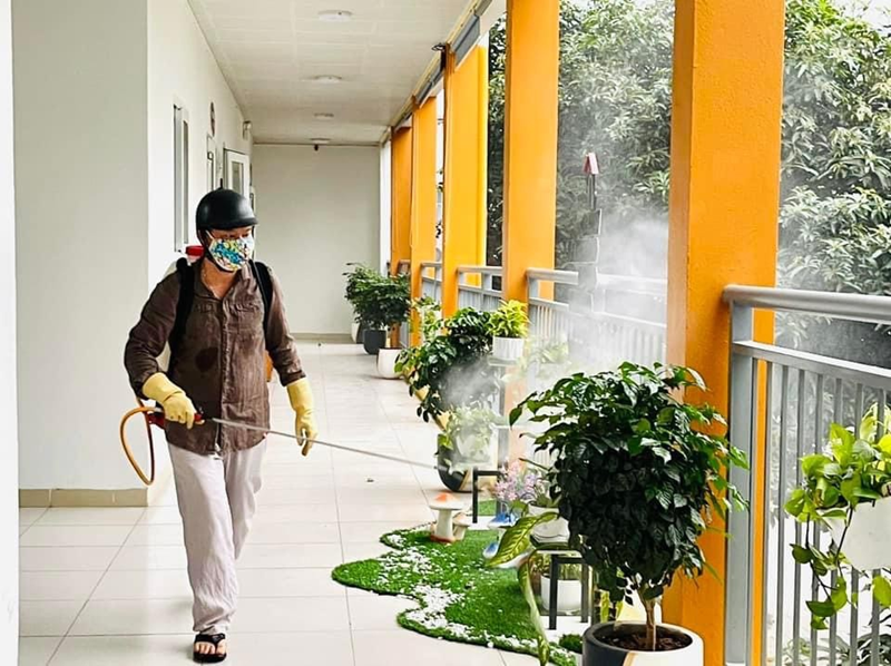 Trường Mầm non Hoa Sữa phun thuốc diệt muỗi và côn trùng  
phòng chống dịch bệnh mùa hè và sốt xuất huyết