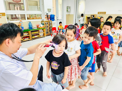 Trường Mầm non Hoa Sữa phối hợp với trạm y tế phường Sài Đồng tổ chức khám sức khoẻ định kỳ học kỳ II năm học 2023-2024