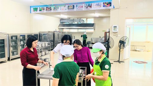 Trường mầm non Hoa Trạng Nguyên đón đoàn kiểm tra y tế phường về công tác giám sát ATTP tại bếp ăn tập thể trường học và công tác vệ sinh môi trường, khử khuẩn phòng chống dịch bệnh .