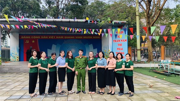 Thượng úy Nguyễn Mạnh Toản – Cán bộ phòng cảnh sát PCCC và cứu nạn, cứu hộ (CNCH) Công an Quận Long Biên đến tập huấn PCCC cho cán bộ, giáo viên, nhân viên và học sinh  nhà trường vào chiều ngày 29/03/2024.