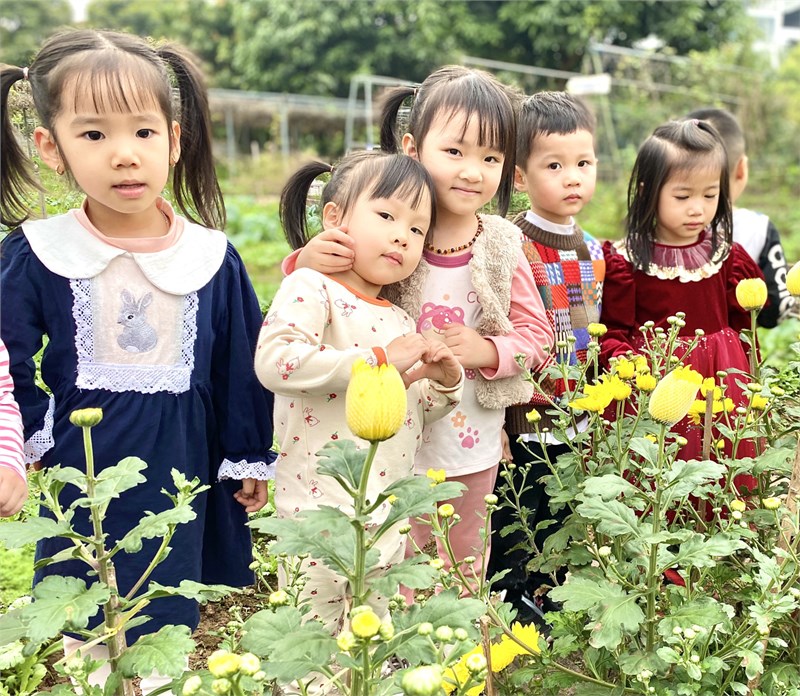 Cùng tham gia thăm vườn hoa của trường với các bạn lớp MGB C1