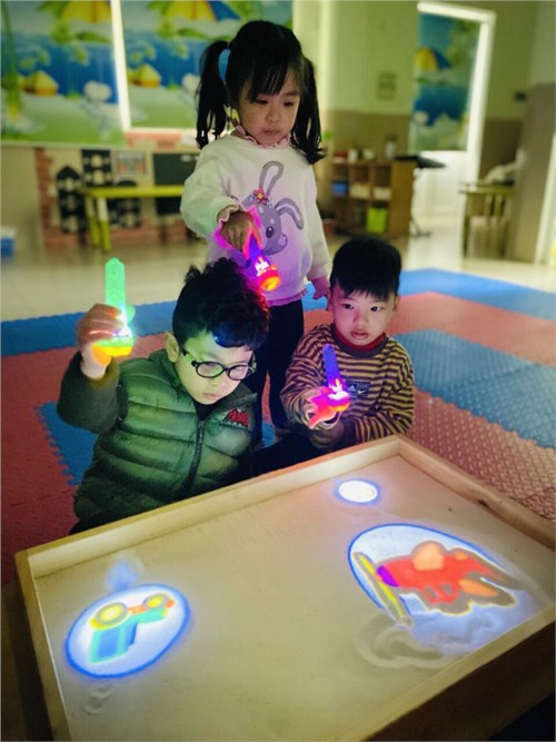 Các bé lớp MGN B5 cùng nhau kể chuyện sáng tạo bằng đèn pin chiếu hình 🥰🥰🥰