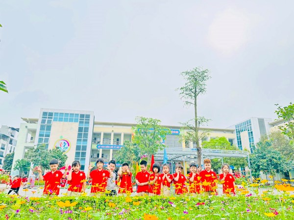 Cùng đến và trải nghiệm ngôi trường xanh, sạch, đẹp với Team A1 Hồng Tiến