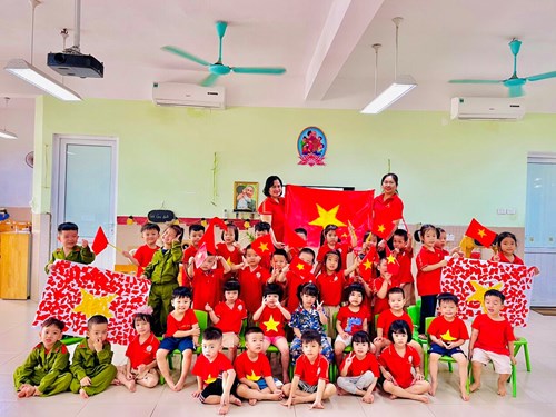 Hoạt động “Cắt dán lá cờ Việt Nam” lớp MGB C2