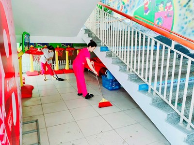 Trường Mầm non Hồng Tiến duy trì thực hiện tổng vệ sinh cuối tuần phòng chống dịch bệnh theo mùa