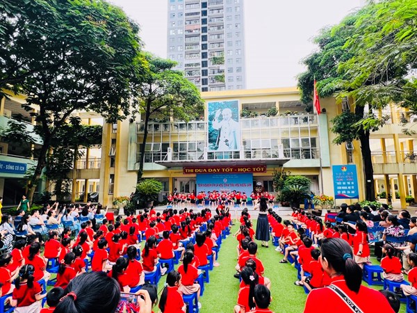 Trường mầm non Hồng Tiến tổ chức cho trẻ khối Mẫu giáo lớn tham quan trường Tiểu học Ngọc Lâm