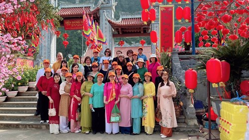 Trường mầm non Long Biên tổ chức cho cán bộ, giáo viên, nhân viên đi du xuân tại Hòa Bình: Thung Nai (Đền Bà Chúa Thác Bờ - Đền Đông Sơn - Đền Bồng Lai)