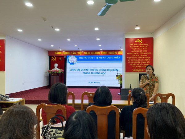 Trường mầm non Long Biên tham dự tập huấn chuyên môn về công tác vệ sinh phòng chống dịch bệnh trong trường học.