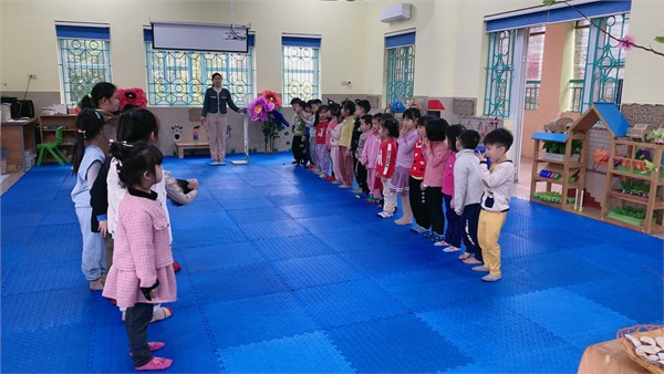 Trường mầm non Long Biên tổ chức cân đo định kỳ cuối năm học cho trẻ.