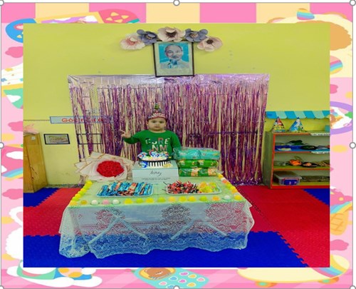 Hoạt động tổ chức sinh nhật cho bé Đỗ Gia Huy lớp MGN B1 tháng 3 Trường Mầm Non Long Biên
