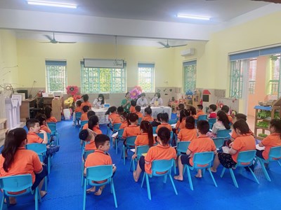 Trường mầm non Long Biên phối hợp với Trạm y tế phường Long Biên khám sức khỏe cuối năm cho trẻ năm học: 2023 - 2024