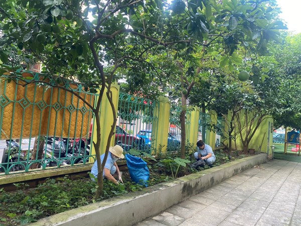 Trường mầm non Long Biên thực hiện chiến dịch tổng vệ sinh môi trường diệt muỗi và bọ gậy, phòng chống sốt xuất huyết trên địa bàn phường năm 2024