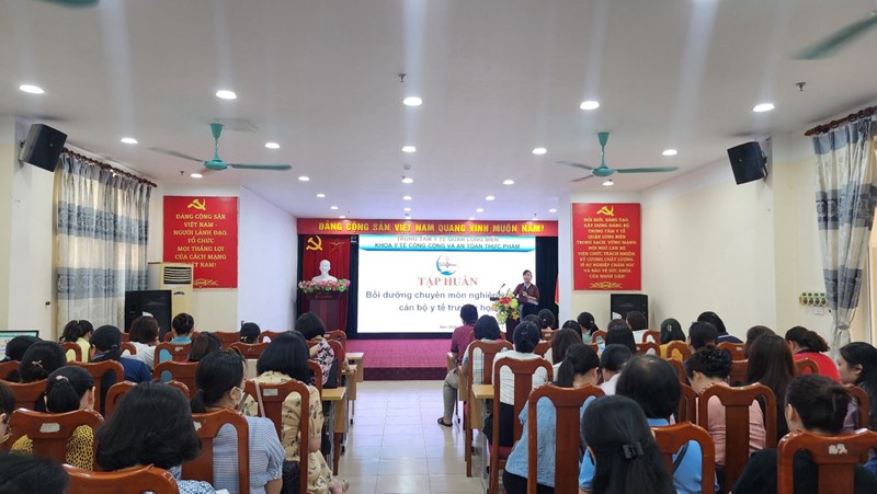 Trường mầm non Long Biên tham dự tập huấn bồi dưỡng chuyên môn nghiệp vụ cho cán bộ y tế trường học.