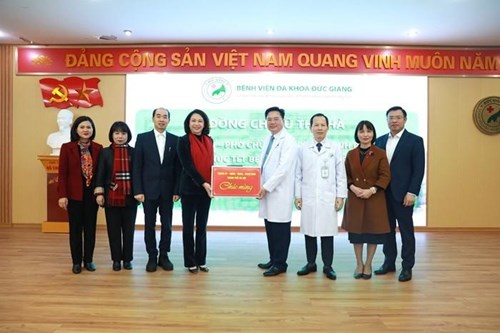 Phó Chủ tịch UBND Thành phố Vũ Thu Hà thăm, tặng quà Tết các bệnh viện, gia đình chính sách tại quận Long Biên