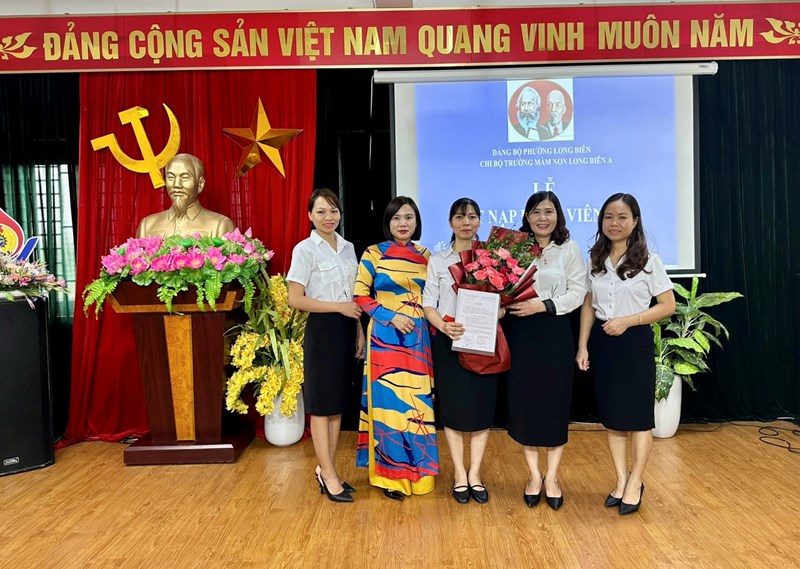 Chi bộ Trường mầm non non Long Biên A  tổ chức Lễ kết nạp đảng viên mới  Nguyễn Thị Trung