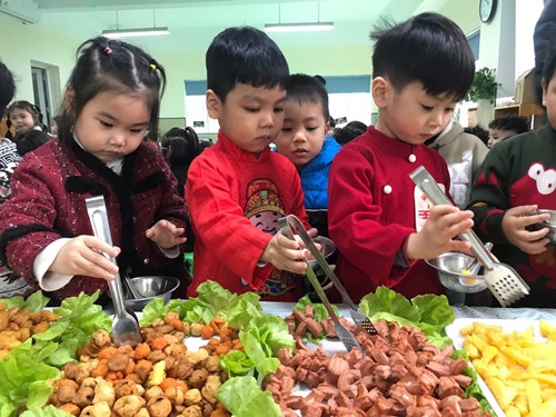 Các bé MGN B1 hào hứng tham gia tiệc buffet nhân dịp Chào đón Tết Nguyên đám 2024