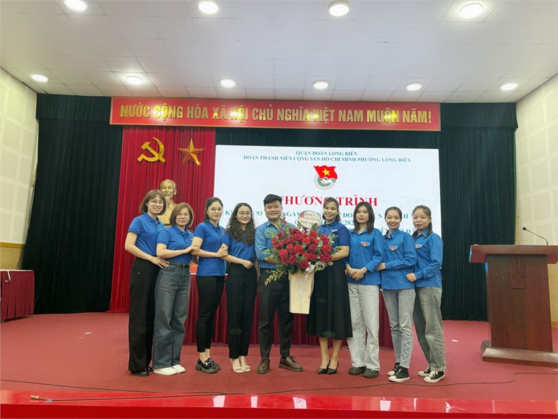 Chi đoàn trường MN Long Biên A tham dự chương trình kỉ niệm và diễn đàn  Thanh niên với Đảng - Đảng với thanh niên  tại UBND phường Long Biên