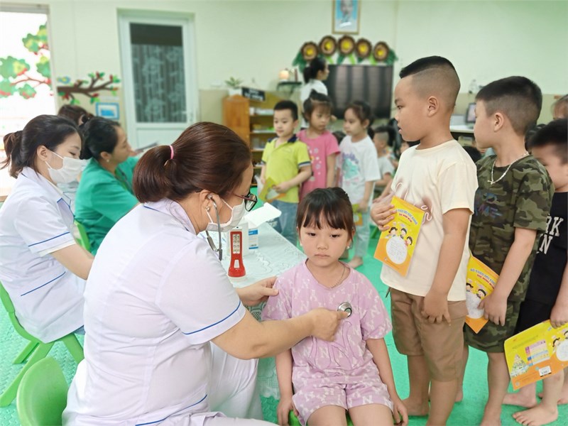 Trường MN Long Biên A tổ chức khám sức khỏe định kỳ lần 2 cho trẻ năm học 2023-2024