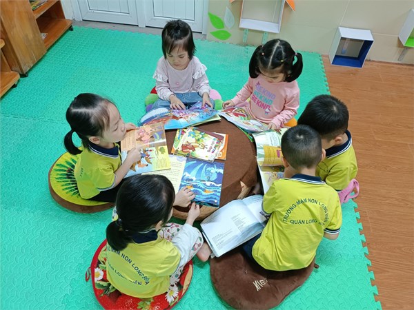 Các bạn nhỏ lớp Mẫu giáo bé C1 đọc sách tại thư viện