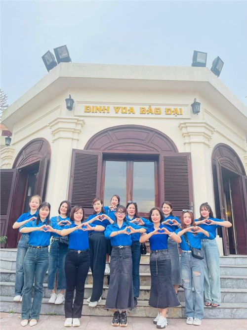Kỉ niệm 93 năm ngày thành lập đòan TNCS Hồ Chí Minh, Chi đoàn MNNT phối hợp cùng trường MNNT có buổi thăm quan tại Dinh Vua Bảo Đại (MQQV+26-Đồ Sơn- Hải Phòng)