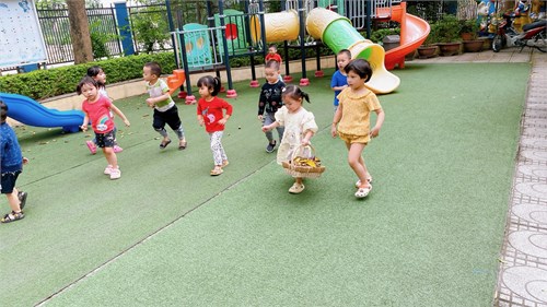 Các bé lớp MGB C1 với hoạt động vui chơi dưới sân trường.