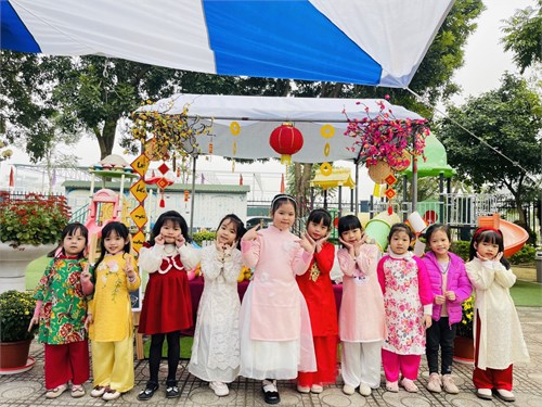 Tiết mục dân vũ chào mừng ngày hội áo dài Việt Nam