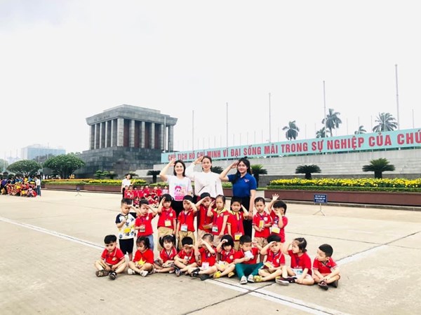 Thăm Lăng Chủ Tịch Hồ Chí Minh cùng chi đòan MNNT cùng học sinh thăm quan trải nghệm