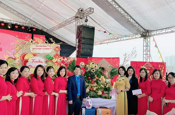 Công đoàn viên trường MN Phúc Đồng háo hức tham gia hưởng ứng chương trình “Tết sum vầy – Xuân chia sẻ” do LĐLĐ quận Long Biên tổ chức.